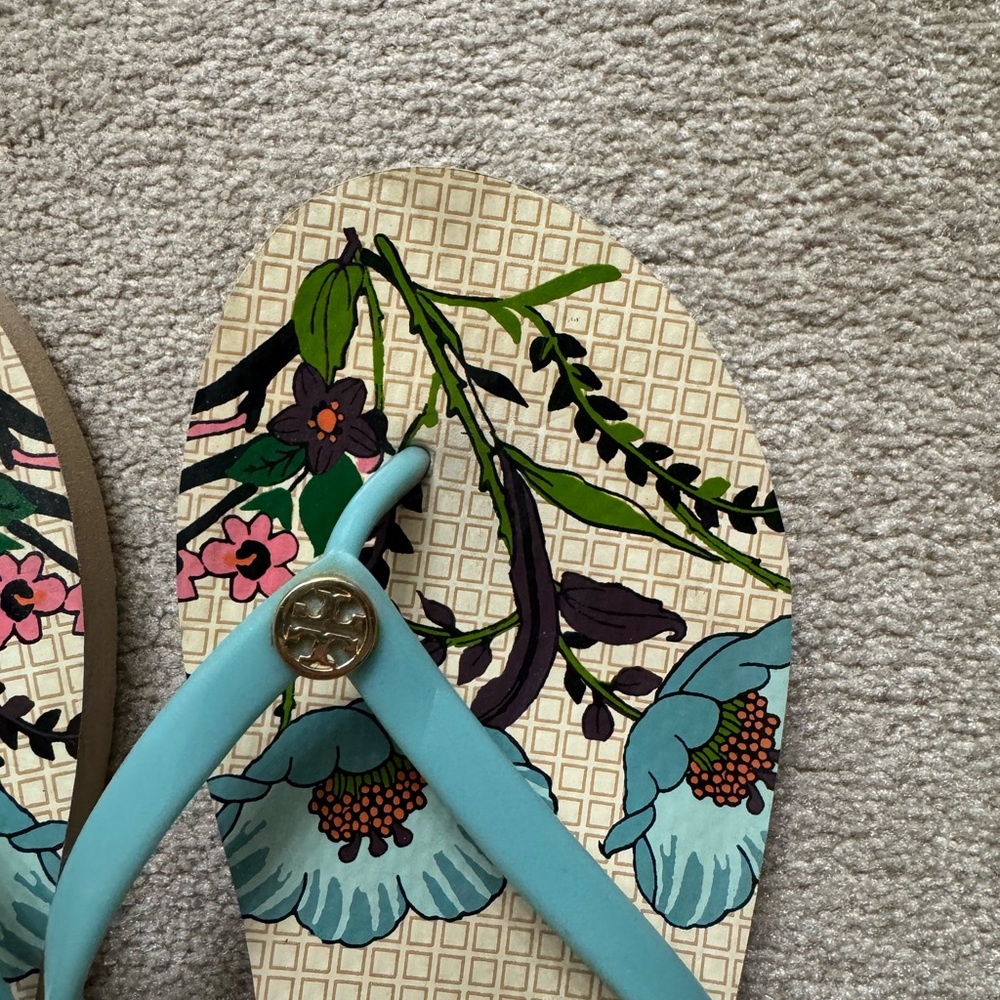 Tory Burch Light Blue Floral-Print Flip Flops with Gold Logo - Picture 4 of 4